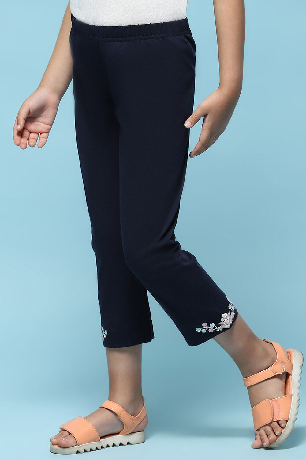 Navy Blue Cotton Lycra Regular Fit Capri image number 2