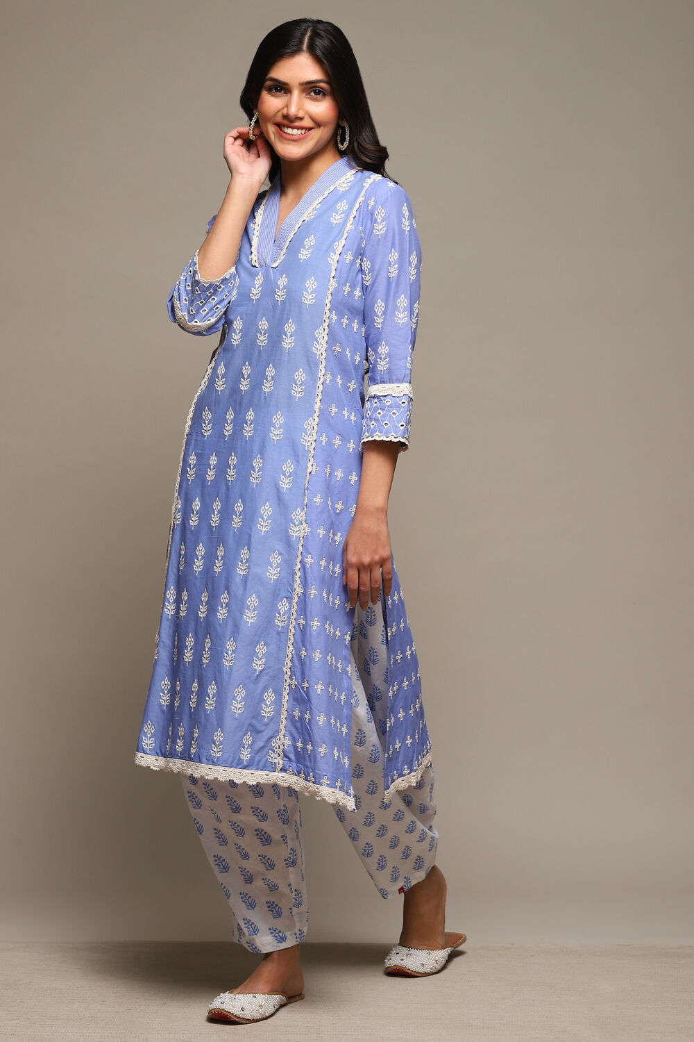 Green Cotton Straight Embroidered Kurta image number 2