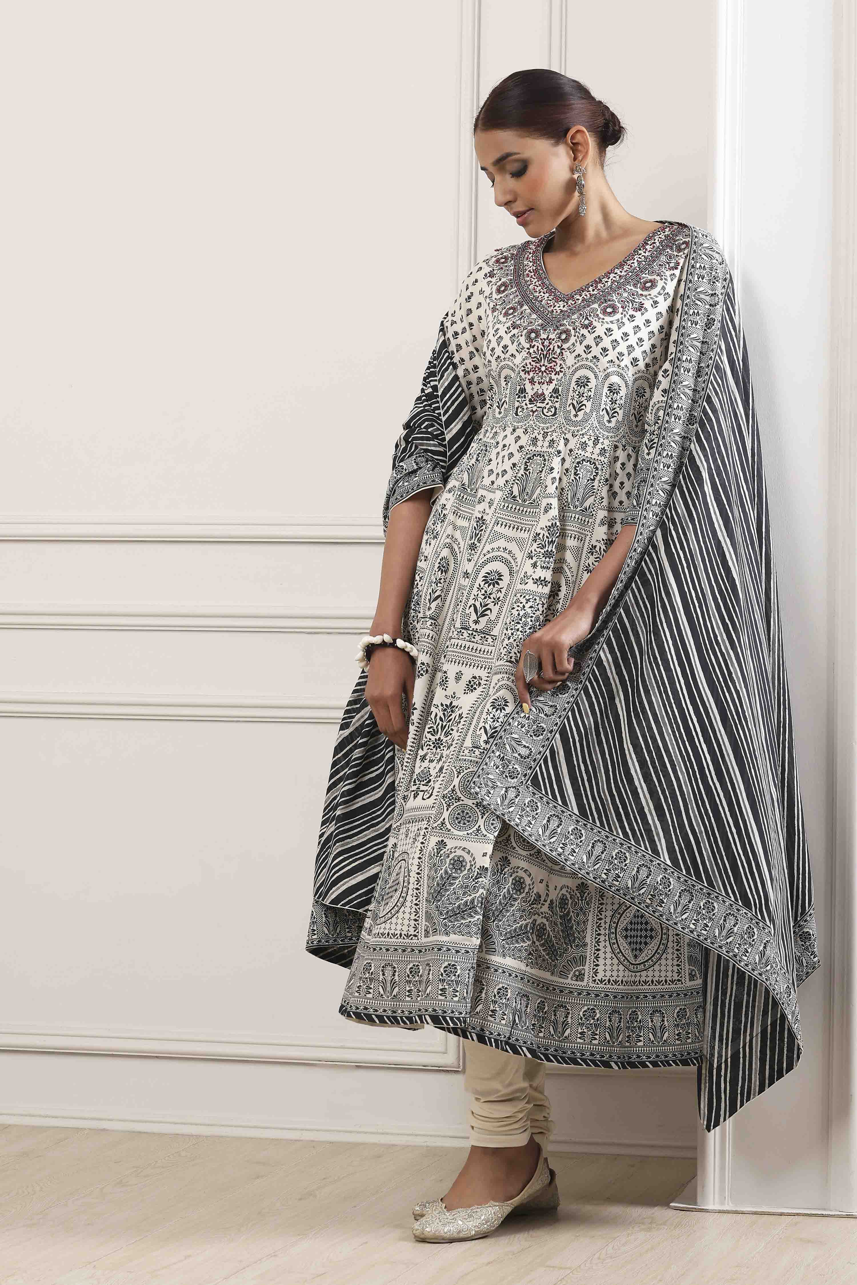 Off-White Cotton Floral Printed Kalidar Suit Set image number 6