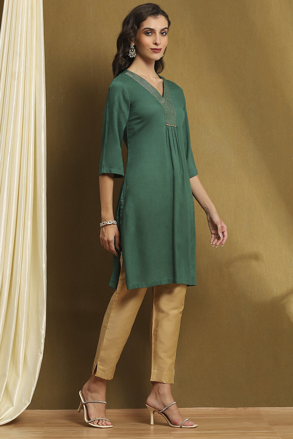 Black Solid Gathered Straight Kurta image number 4