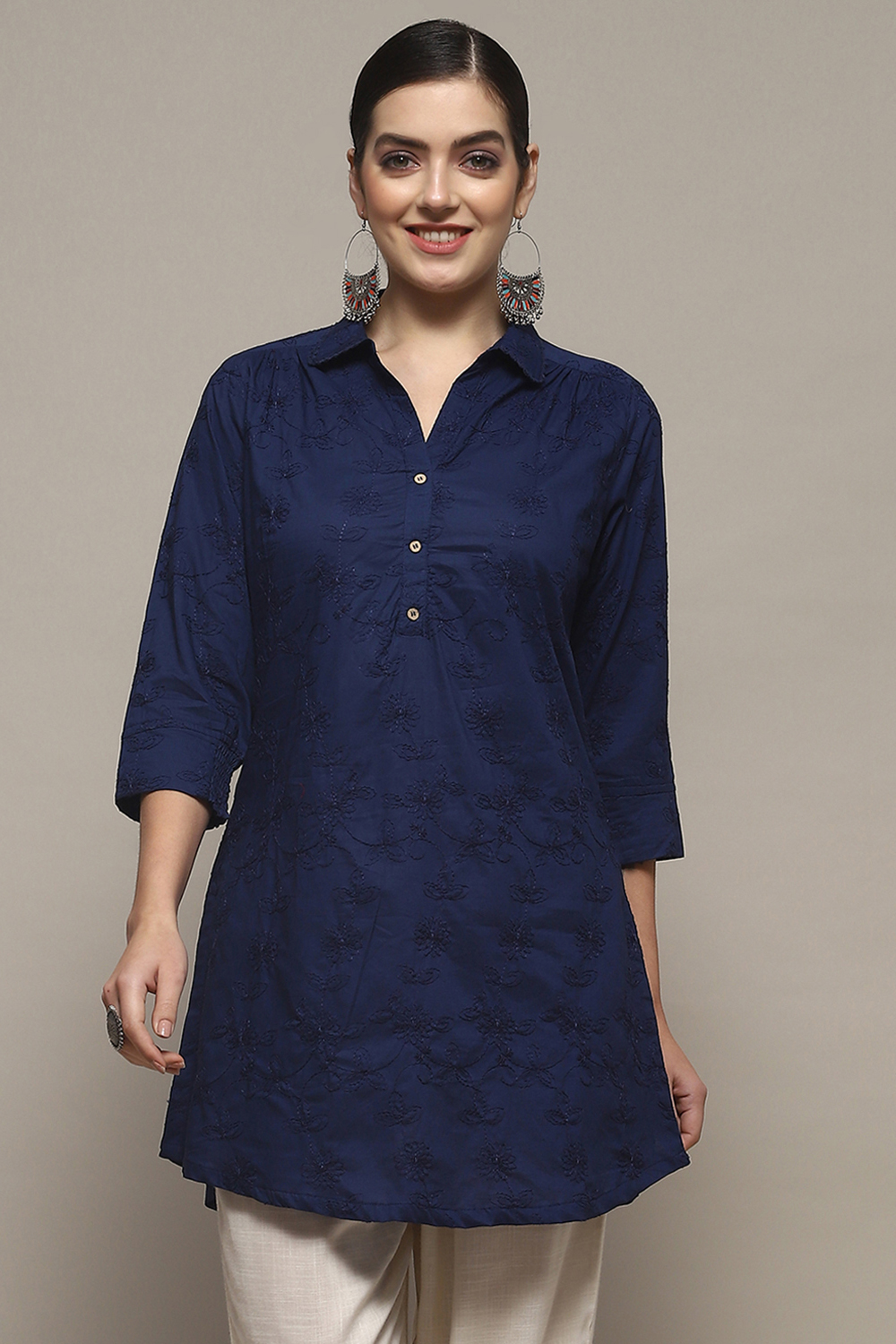 White Cotton Embroidered Straight Short Kurta image number 5