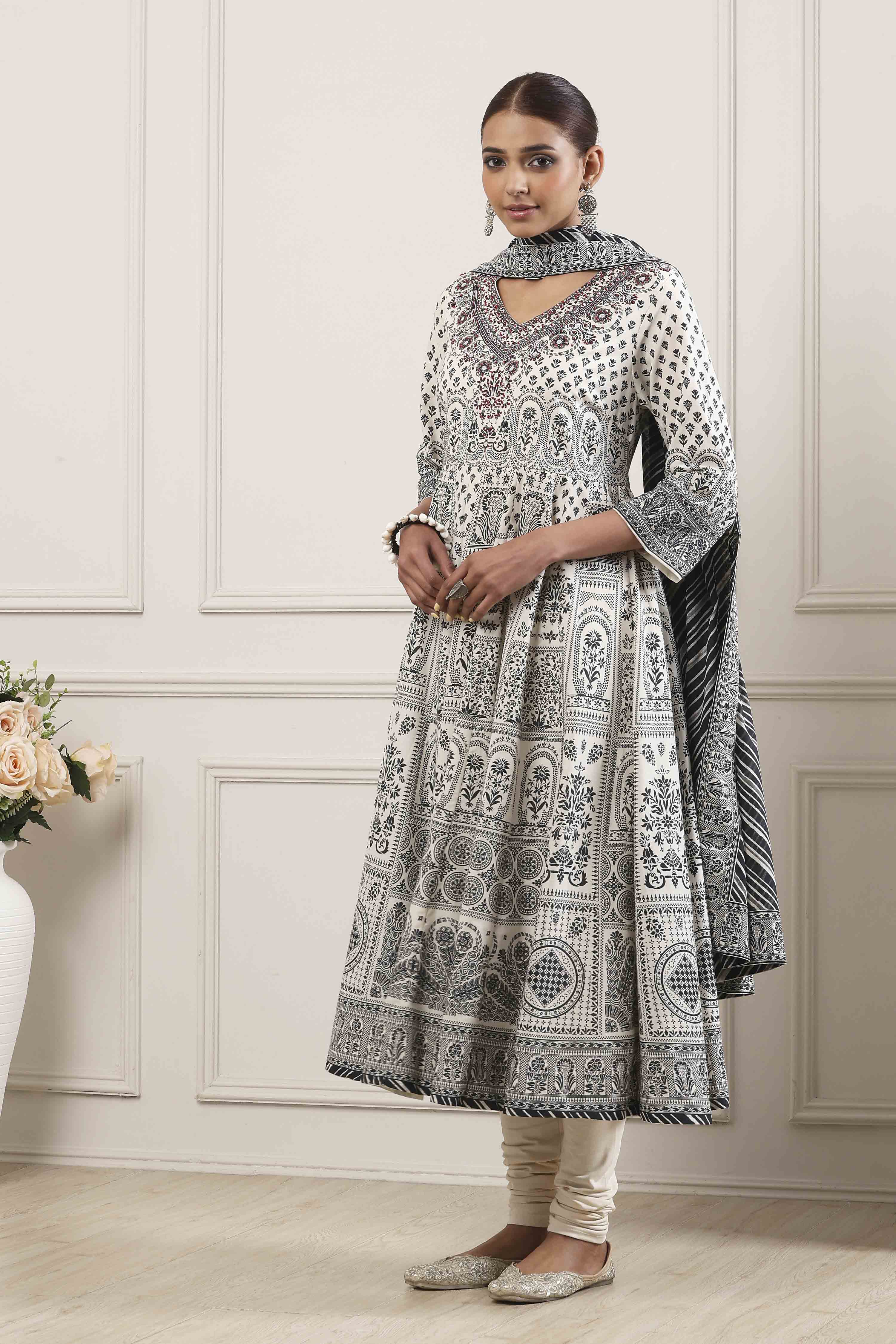 Off-White Cotton Floral Printed Kalidar Suit Set image number 4