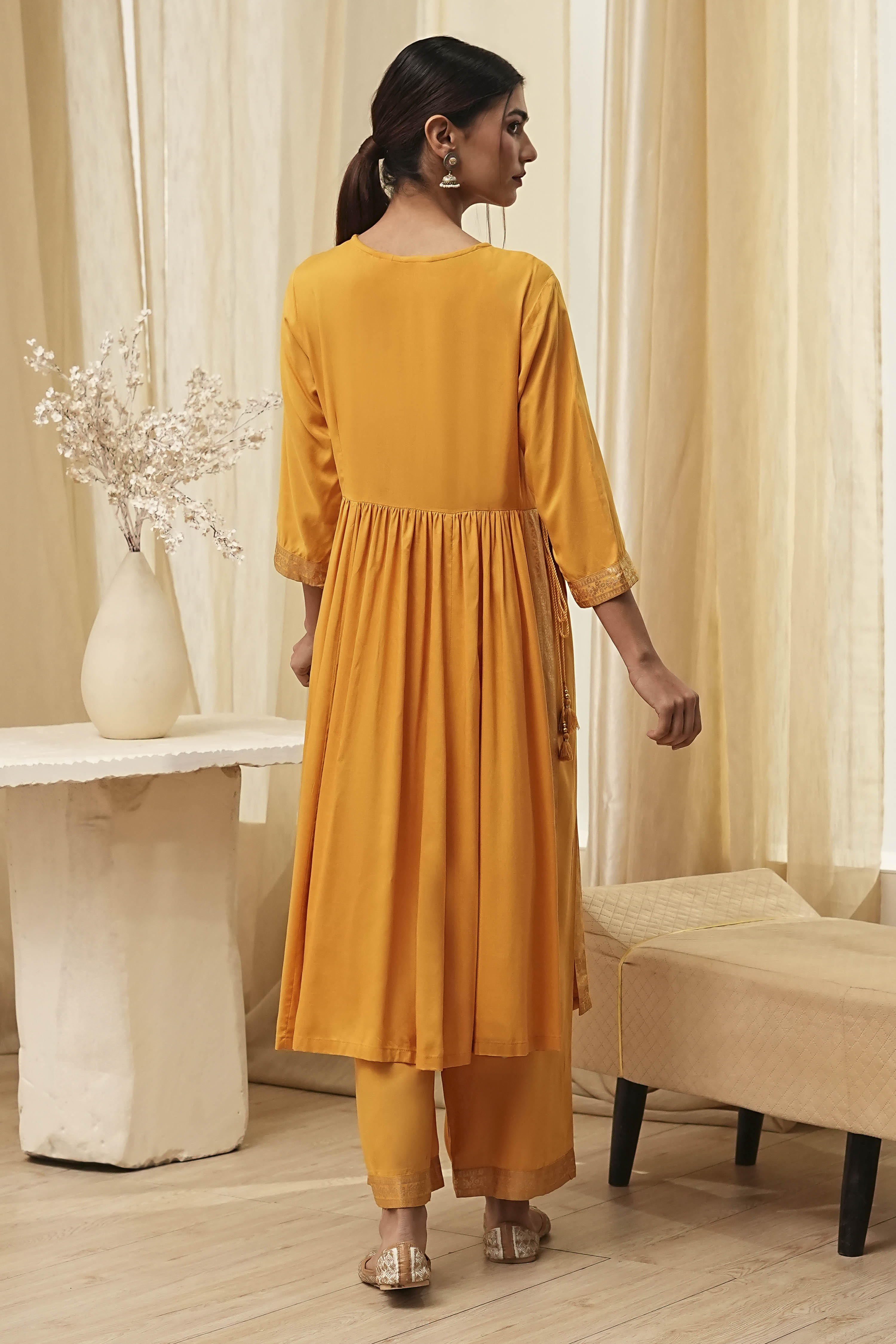 Cream-Colored Viscose Embellished Gathered Suit Set image number 4