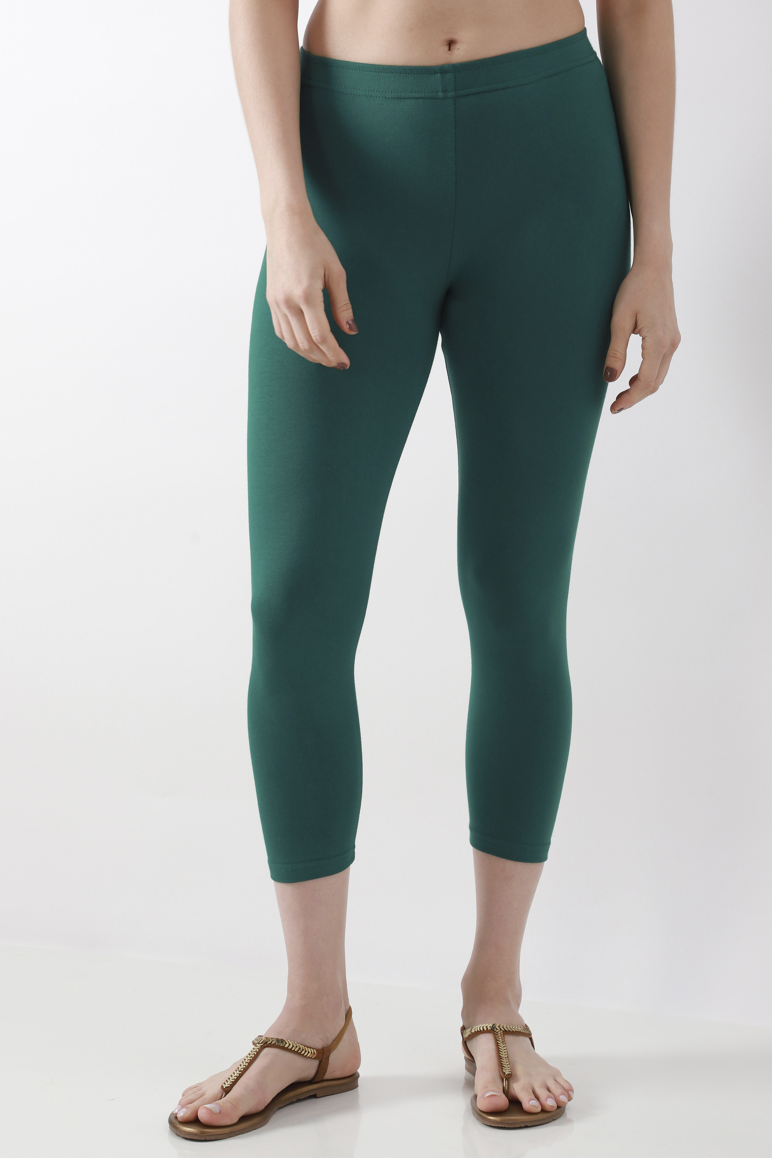 Maroon Cotton Lycra Solid Fitted Cropped Leggings image number 4