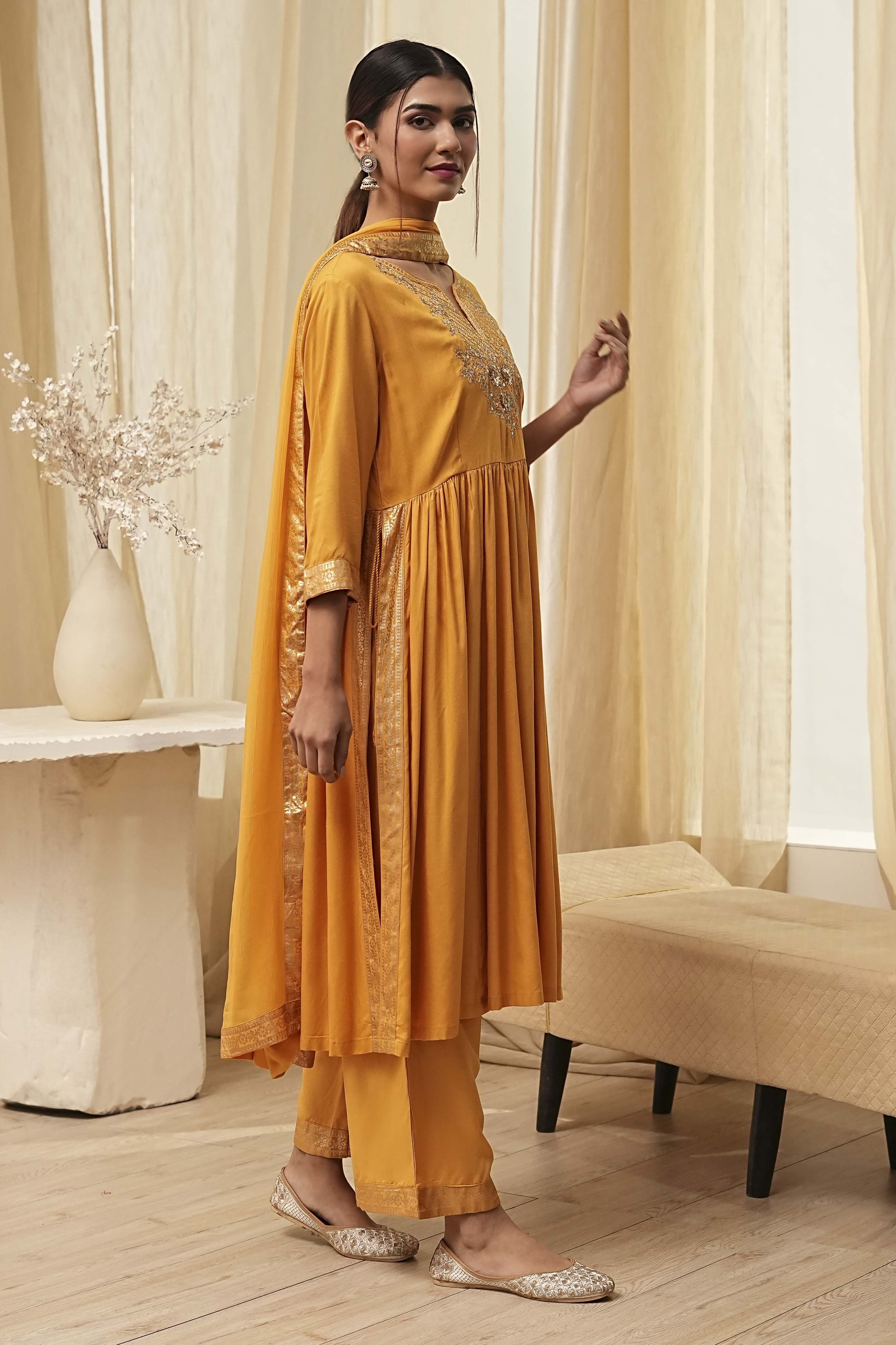 Cream-Colored Viscose Embellished Gathered Suit Set image number 5