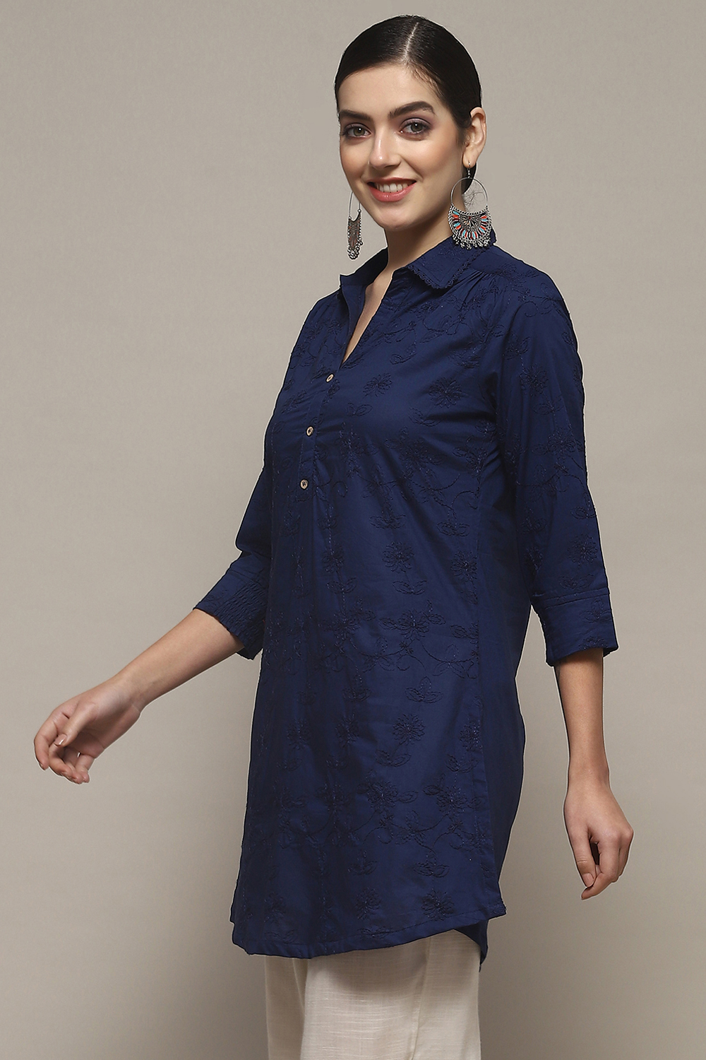 White Cotton Embroidered Straight Short Kurta image number 2
